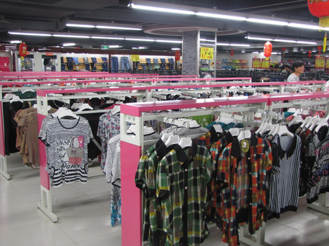 商場服裝展示零售店